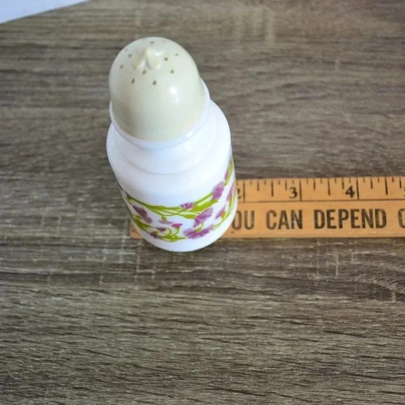 Vtg Milk Glass Salt &  Pepper Shakers - Picture 5 of 6